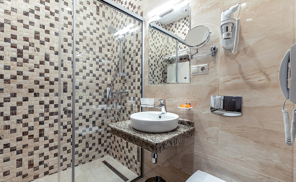 Стандарт с большой кроватью и французским балконом. Отель «Южные Ночи». Кабардинка