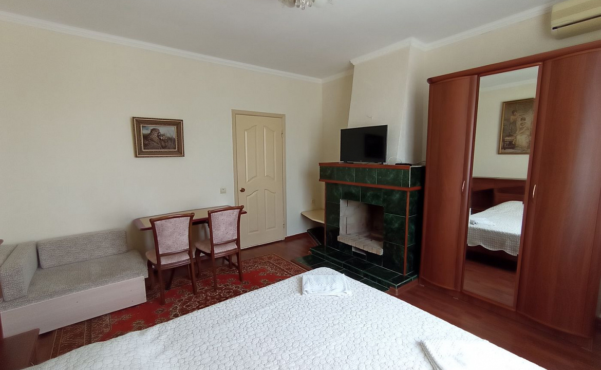 Двухкомнатный номер. Гостевой дом "Уютный дворик" на Толстого 42А. Геленджик