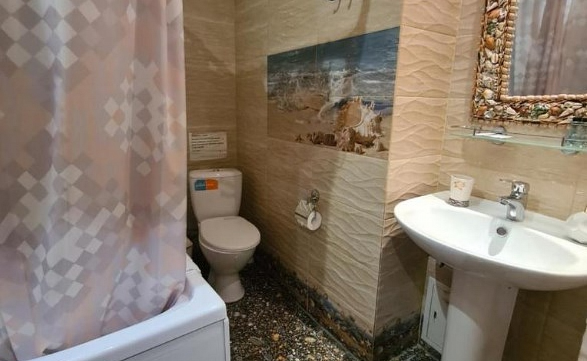 Трехместный номер с собственной ванной комнатой. Отель На Поляне. Красная Поляна