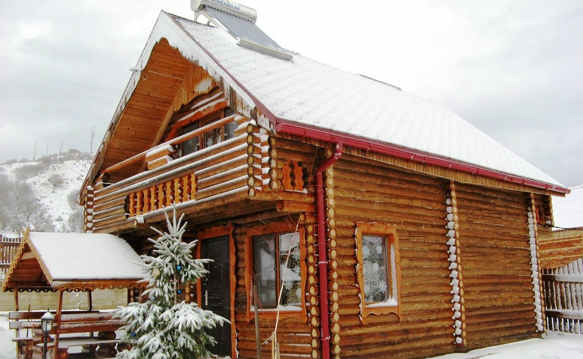 Двухэтажный деревянный коттедж категории 