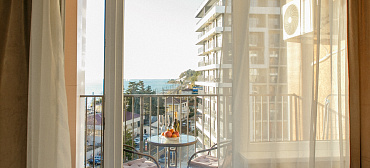 Светлая студия с видом на морской закат