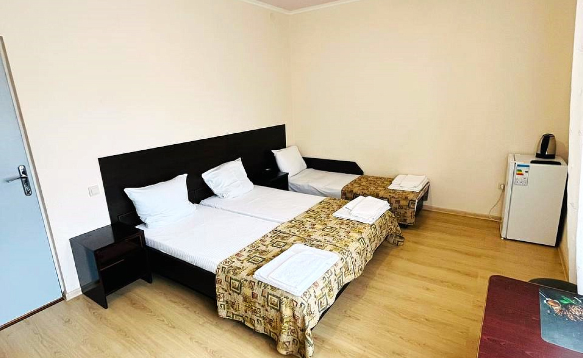 Стандарт трёхместный с доп. местом и балконом. Отель "Гермес" . Вардане Стандарт трёхместный с доп. местом и балконом. Отель "Гермес" . Вардане