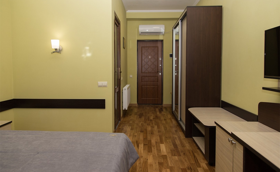 Стандарт двухместный с видом на море и горы King Size. Гостевой комплекс "Чижик Пыжик". Никита