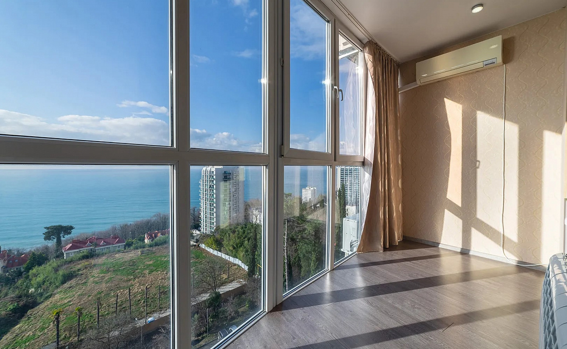 ЖК Атаман с витражными окнами и видом на море. Квартира в многоквартирном доме Deluxe apartment ЖК Атаман с видом на море. Сочи