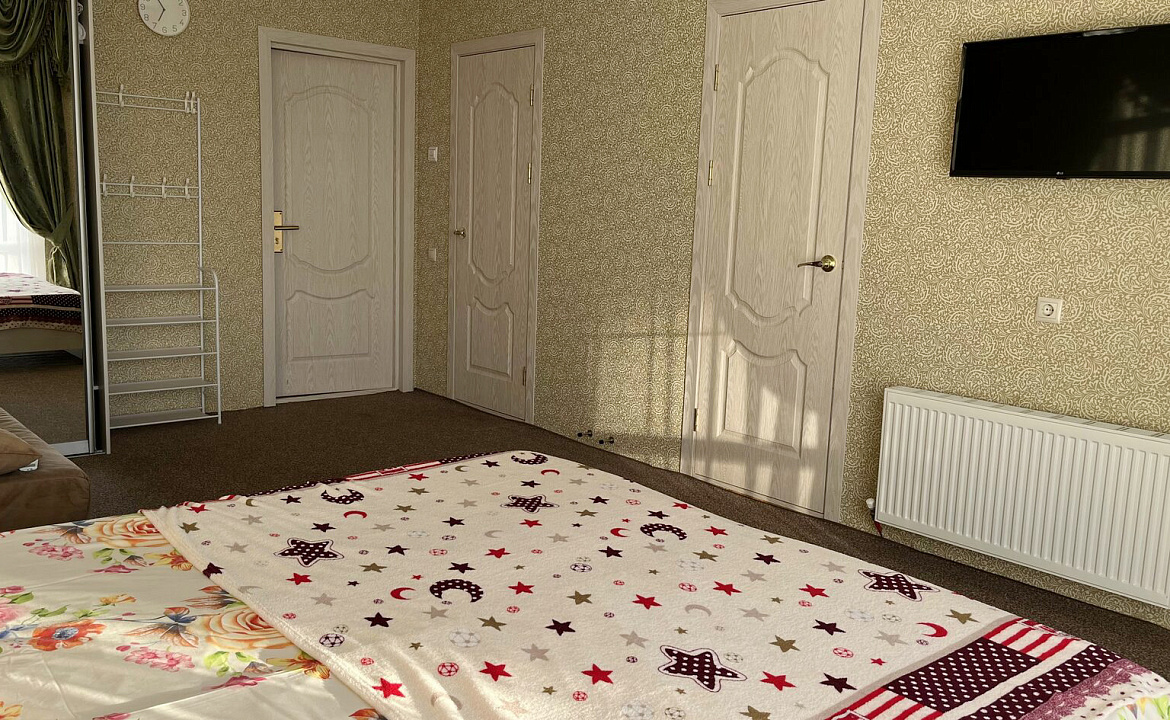 Апартаменты на 4-х человек с балконом. Гостевой дом "МЕЛИС". Дивноморское