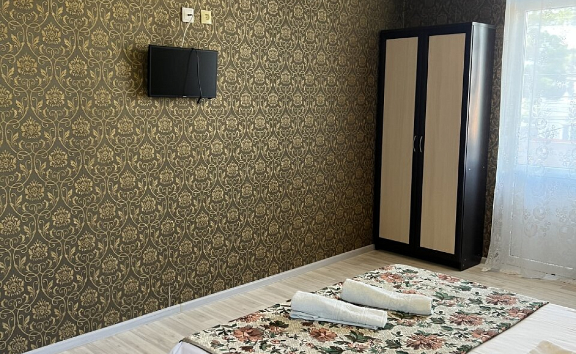 Четырехместный улучшенный номер с балконом, от 1 до 4 гостей, двуспальная кровать, балкон. Мини-отель Моника. Анапа