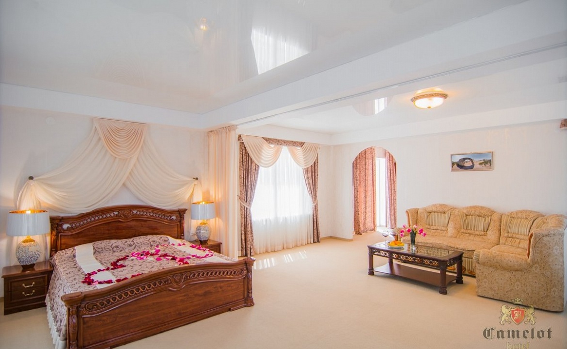 ЛЮКС. Отель «Камелот». Малореченское