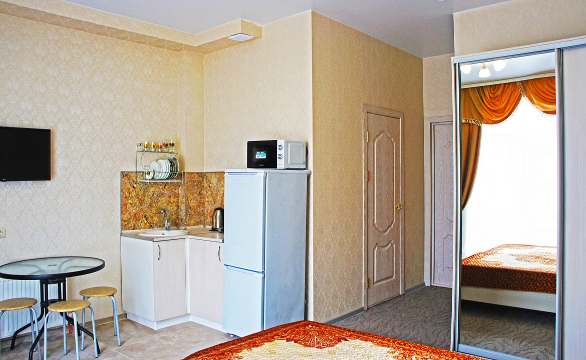 Апартаменты студия на 3-х человек с собственным двориком. Гостевой дом "МЕЛИС". Дивноморское