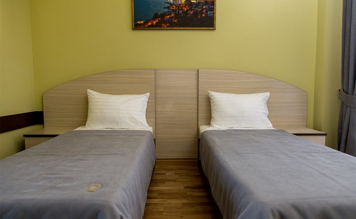 Стандарт двухместный с видом на море и горы Two Twin. Гостевой комплекс "Чижик Пыжик". Никита