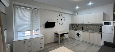 Квартира в многоквартирном доме Уютная студия у моря с панорамными окнами