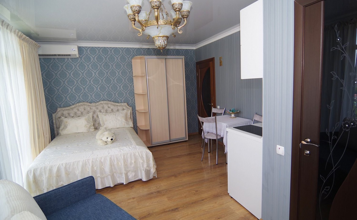 Люкс семейный 4-х местный номер с балконом. Частный гостевой дом у Ярославовны. Алушта