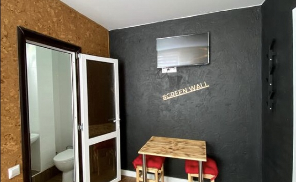 Трехместная комната на первом этаже 1. Гостевой дом GreenWall. Анапа