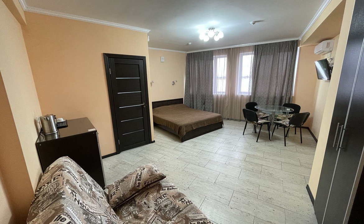 4х Местный. Отель Коста Браво. Евпатория