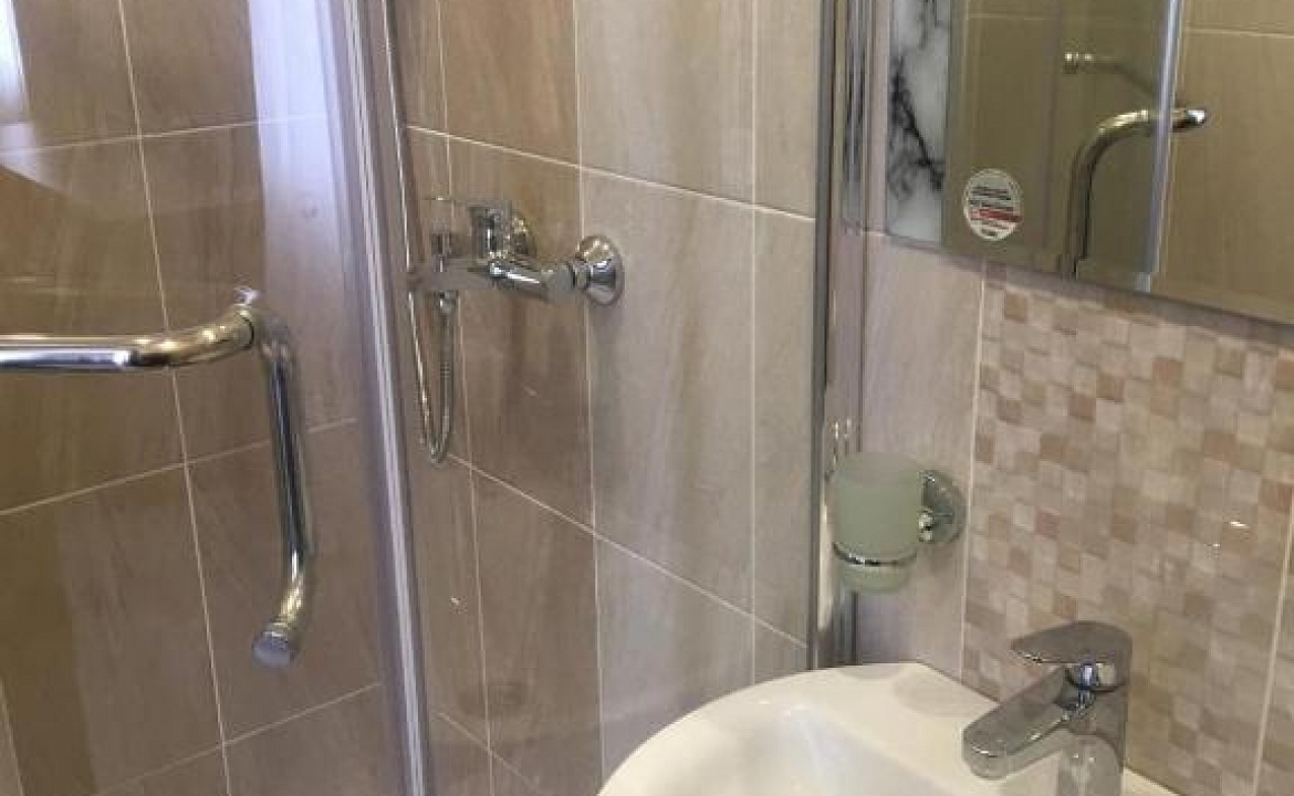 СТАНДАРТНЫЙ 3-МЕСТНЫЙ НОМЕР С ДВУСПАЛЬНОЙ КРОВАТЬЮ И ОДНОСПАЛЬНОЙ КРОВАТЬЮ. Гостевой дом "Family". Лазаревское СТАНДАРТНЫЙ 3-МЕСТНЫЙ НОМЕР С ДВУСПАЛЬНОЙ КРОВАТЬЮ И ОДНОСПАЛЬНОЙ КРОВАТЬЮ. Гостевой дом "Family". Лазаревское