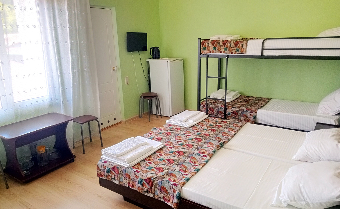 Четырёхместный номер с балконом. Отель "Гермес" . Вардане Четырёхместный номер с балконом. Отель "Гермес" . Вардане