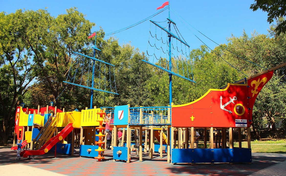 Фото Детского парка взято с сайта: http://childrenpark.crimea.ru/
