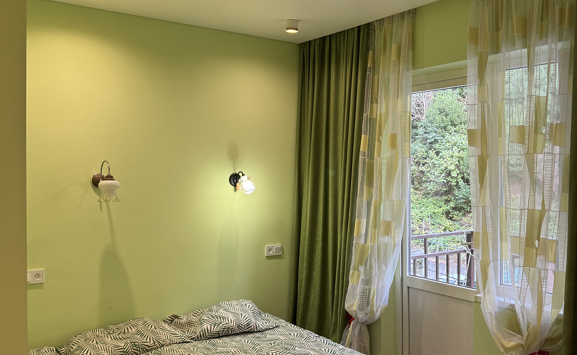 С балконом и боковым видом на море 3 этаж. Гостевой дом "Пантера". Гагра