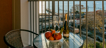 Светлая студия с видом на морской закат