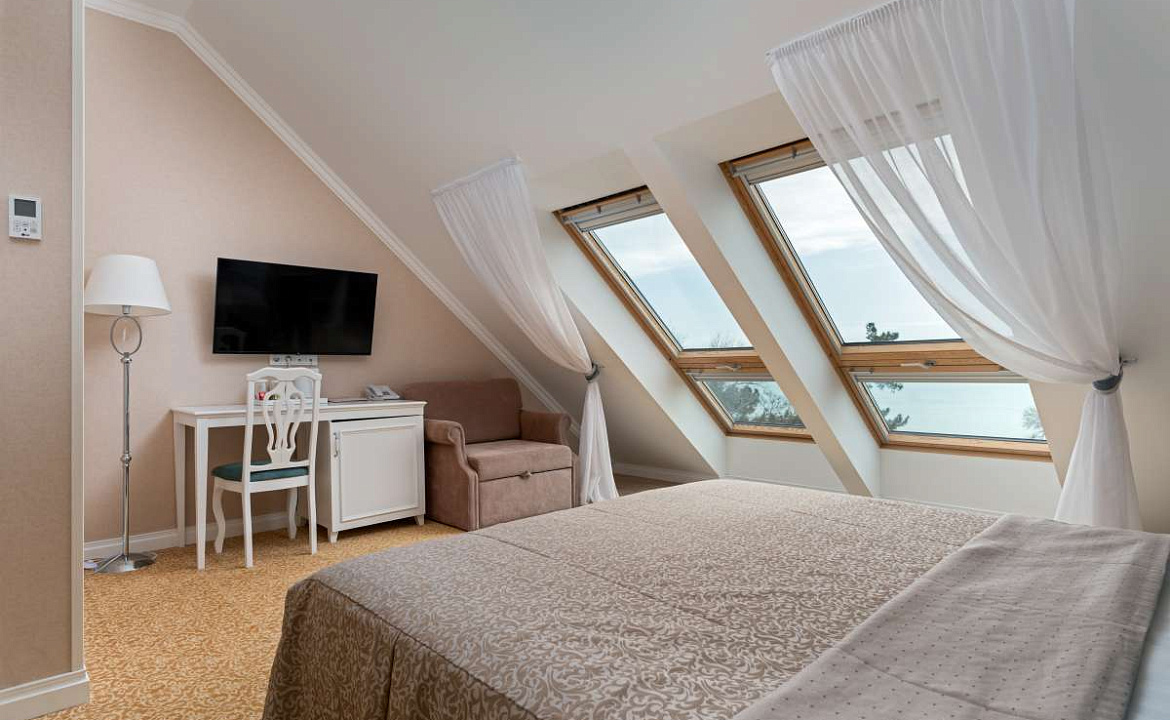 Однокомнатный двухместный номер «Стандарт Мансарда». Семейный отель Династия. Геленджик