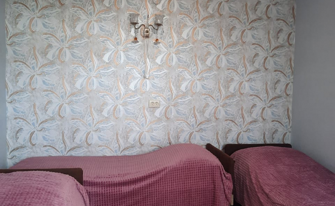 Трехместный удобства на этаже.. Гостевой дом "Галина" . Вишневка