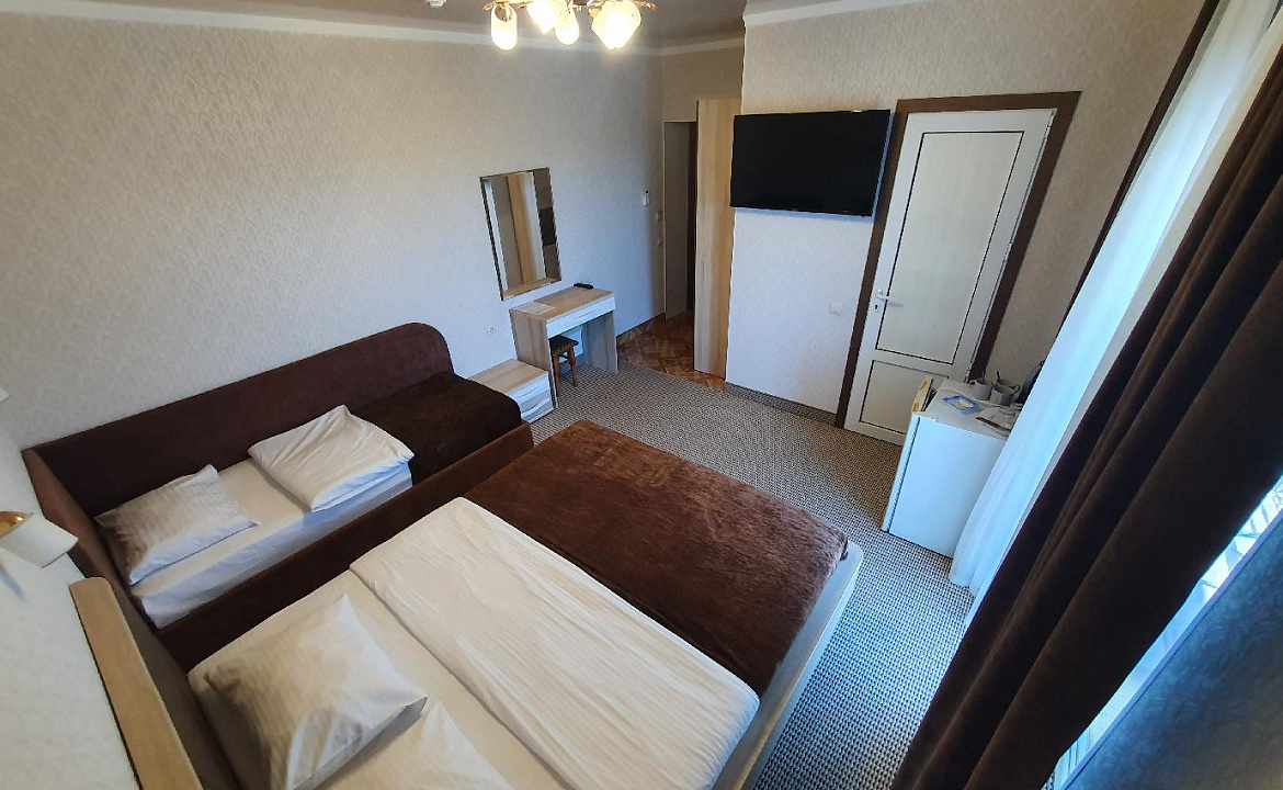 3-х местный стандарт. Гостиница  № 56 Семейный **. Симферополь