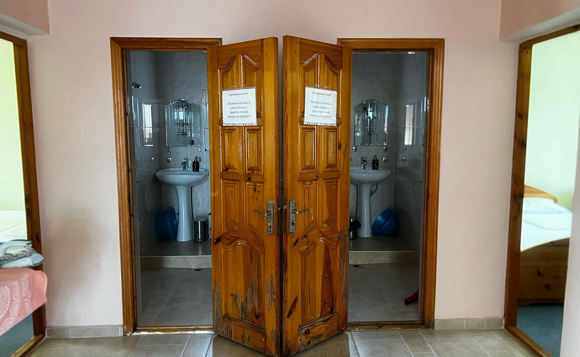 Четырёхместный номер с одной двуспальной и двумя односпальными кроватями. Гостевой дом Эксклюзив. Вардане