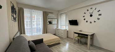 Квартира в многоквартирном доме Уютная студия у моря с панорамными окнами