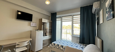 Квартира в многоквартирном доме Стильная студия у моря с видом на горы