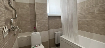 Квартира в многоквартирном доме Уютная студия у моря с панорамными окнами