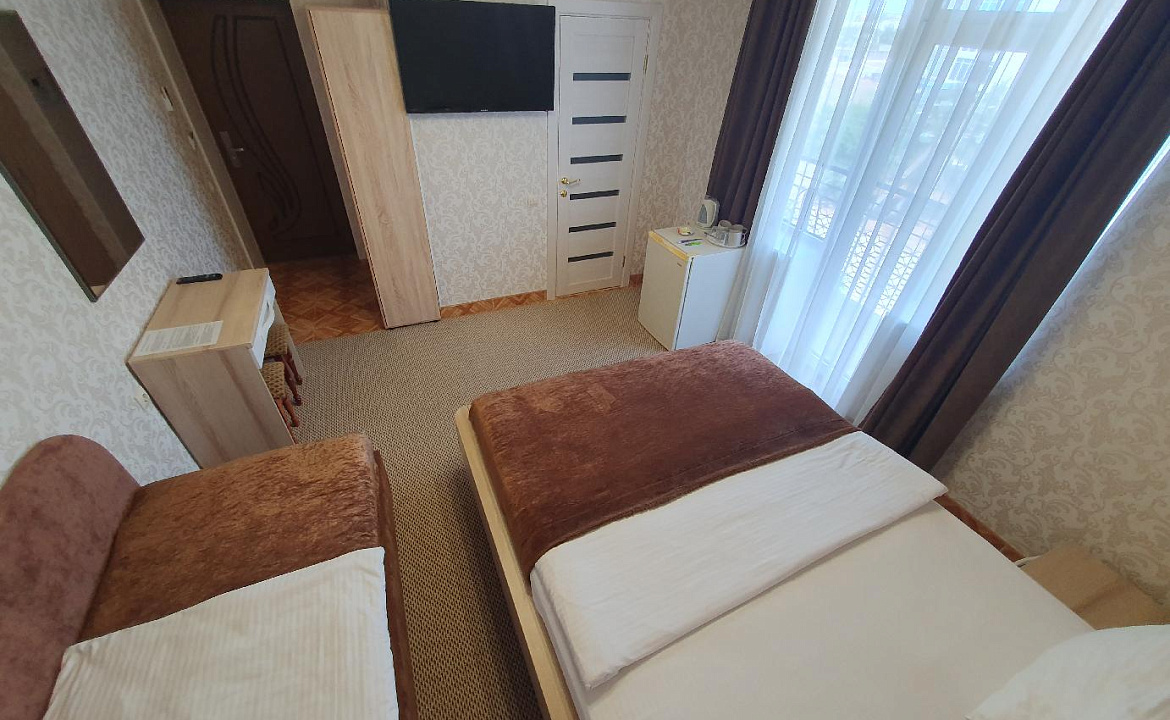 3-х местный стандарт. Гостиница  № 56 Семейный **. Симферополь