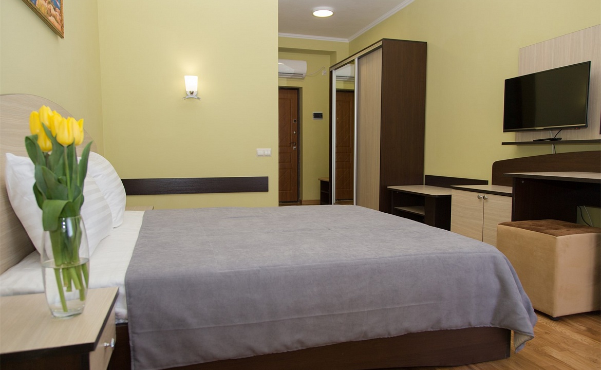 Стандарт двухместный с видом на море и горы King Size. Гостевой комплекс "Чижик Пыжик". Никита