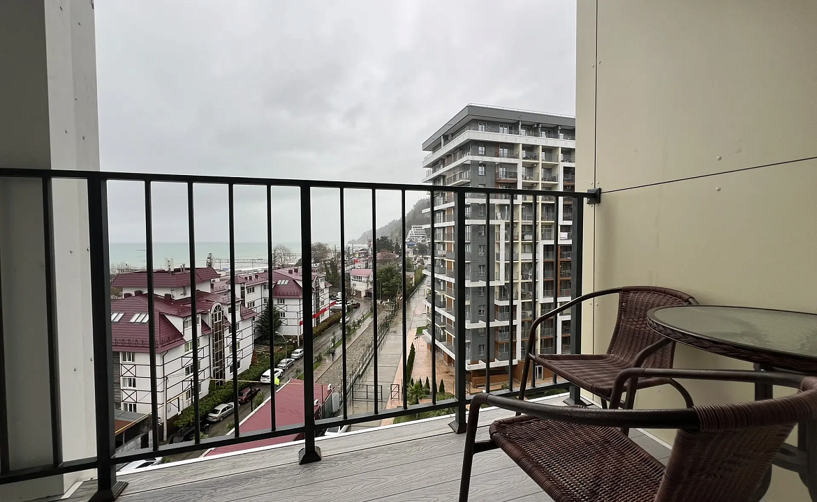 Просторная квартира цу моря с видовыми балконами 178к2. Светлая квартира с террасой и морем. Дагомыс