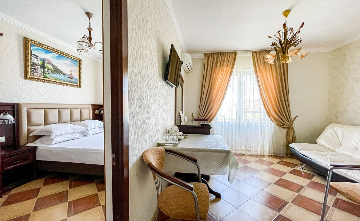 Люкс 2-х комнатный (малый) с балконом. Anzhelina Family Hotel. Витязево