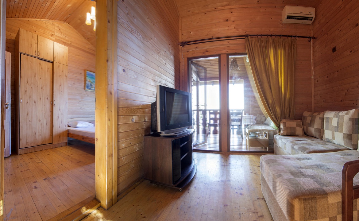 Двухкомнатный люкс в срубе №3. Отель "Кучук-Ламбат". Бондаренково