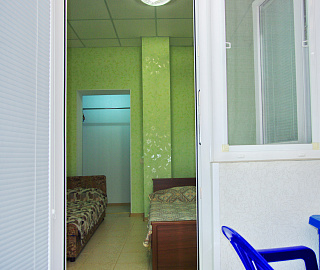 Трехместный с двуспальной и односпальной кроватями и гардеробной. Частный сектор Гостевой дом "У Галины".. 