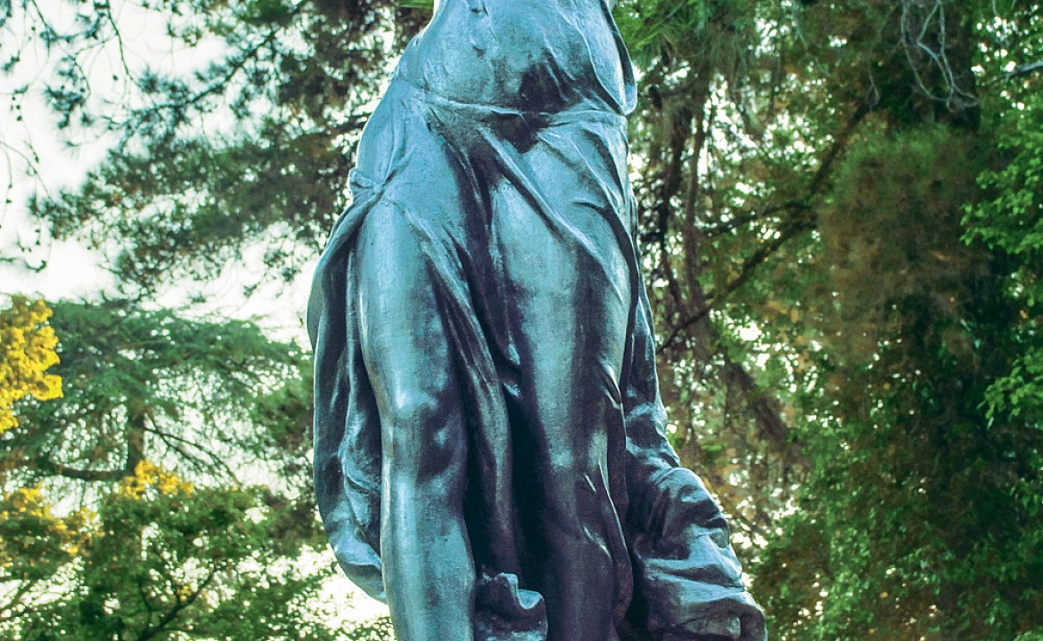 Фото скульптуры «Танцовщица» взято с официального сайта дендрария: http://dendrarium.ru/