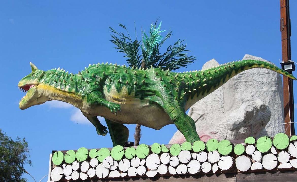 Фото экспоната в парке динозавров Рекс взято с сайта парка: http://dinopark-anapa.ru/