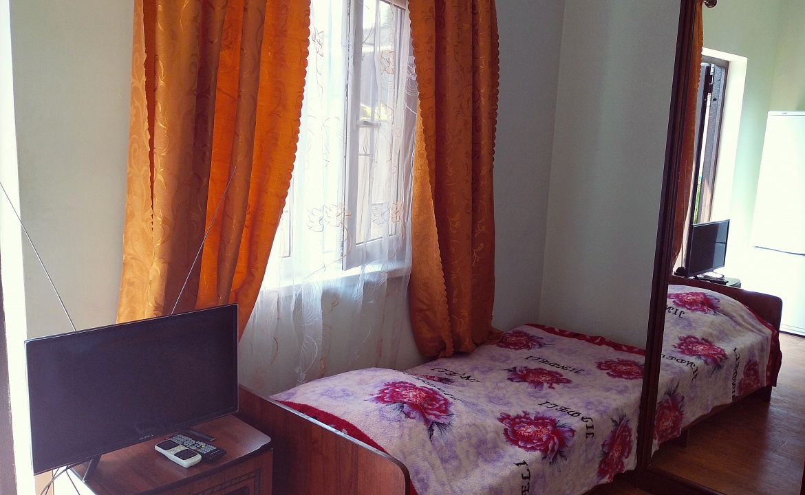 Трехместный номер с собственной ванной комнатой. Частный сектор У Саиды. Сухум