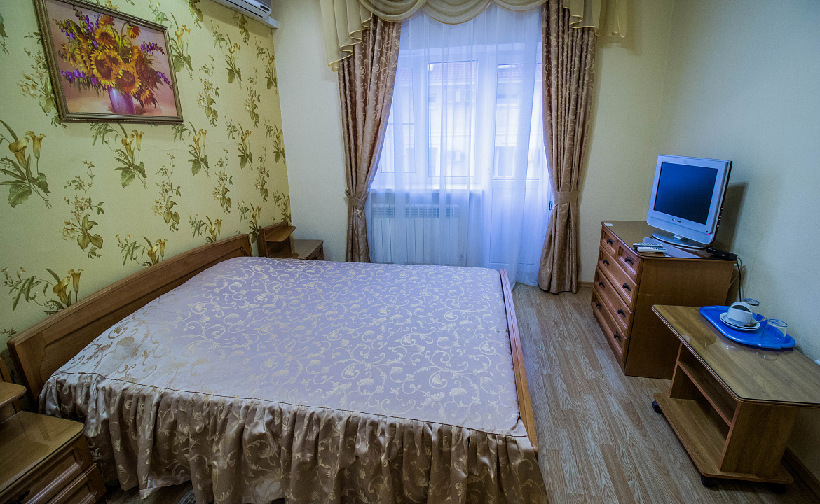 Стандартный двухместный номер с двуспальной кроватью. Отель "Москва". Геленджик