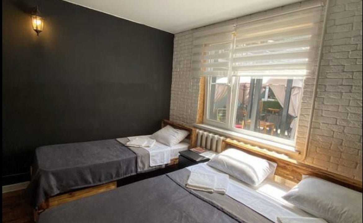 Трехместная комната на первом этаже 1. Гостевой дом GreenWall. Анапа