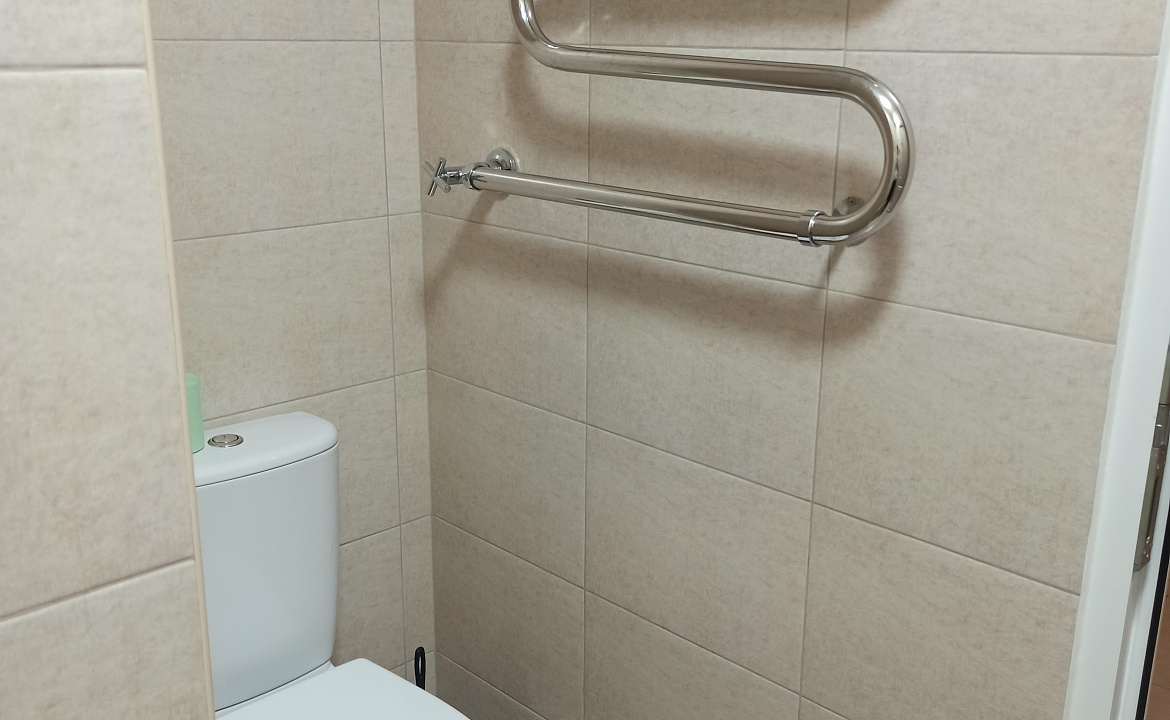 Трёхместный номер стандарт с балконом. Гостевой дом Белые скалы. Лазаревское