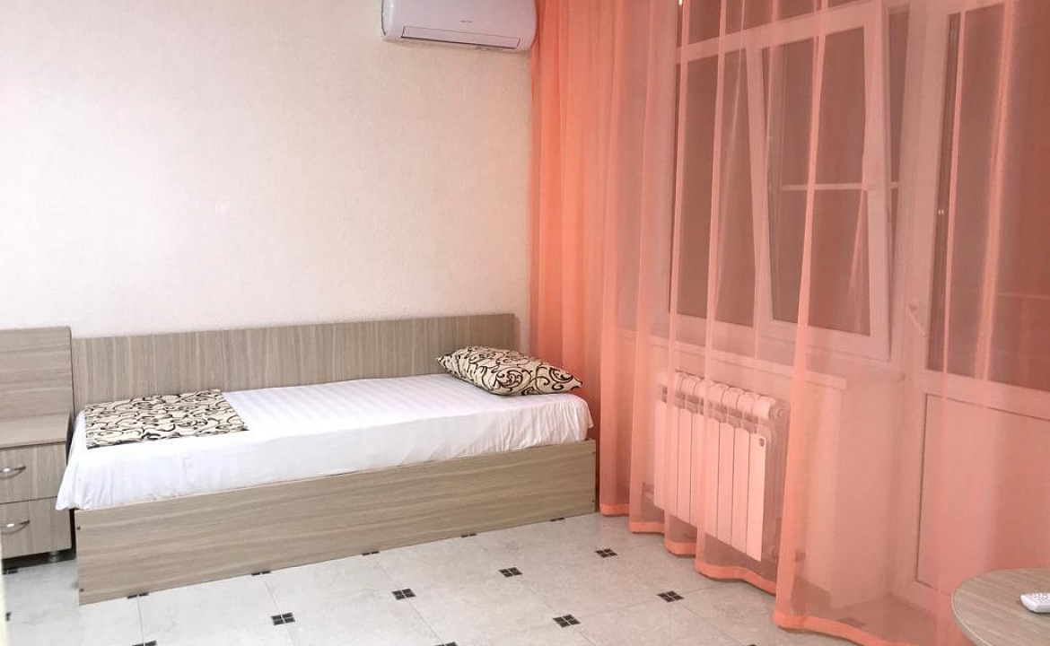 Четырёхместный номер стандарт с балконом. Гостевой дом Белые скалы. Лазаревское