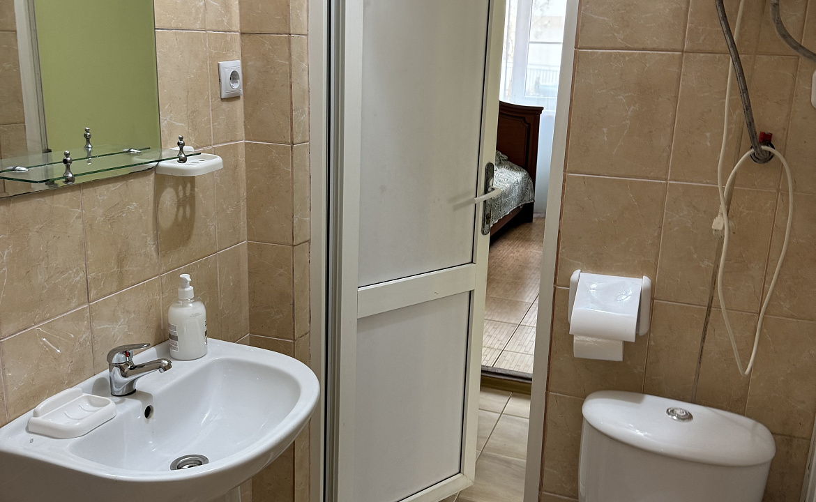 Семейный 3-х комнатный 1 этаж. Гостевой дом "Пантера". Гагра