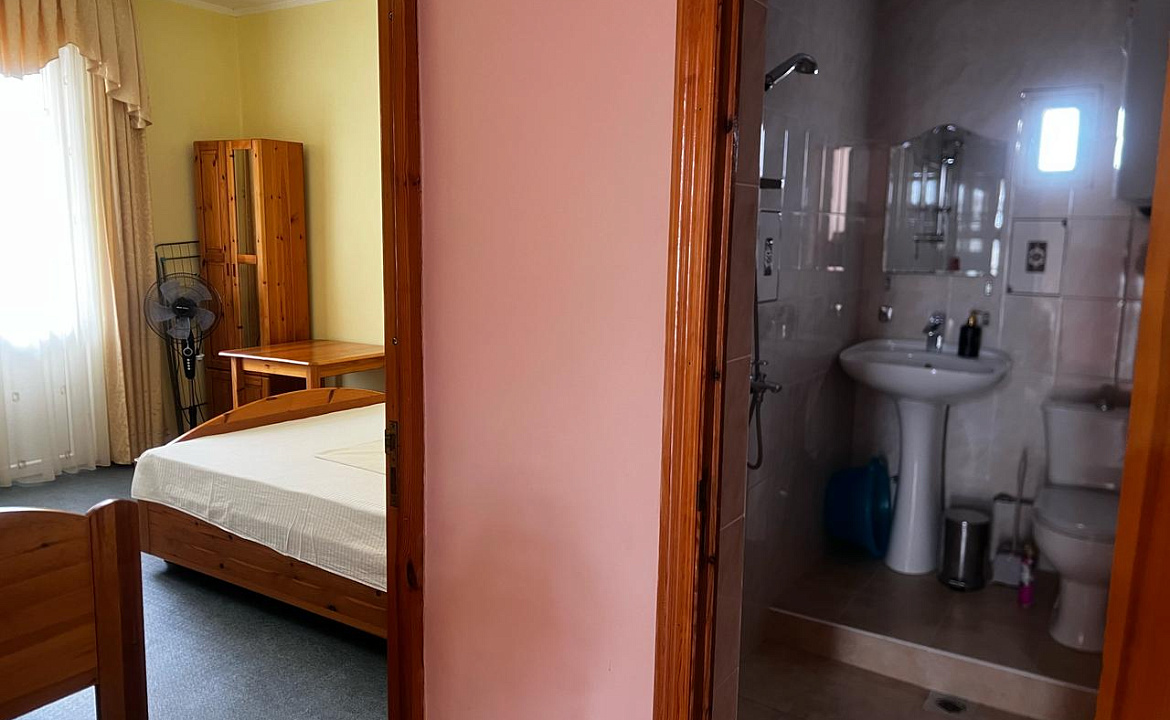 Трёхместный номер с двуспальной кроватью и односпальной кроватью. Гостевой дом Эксклюзив. Вардане