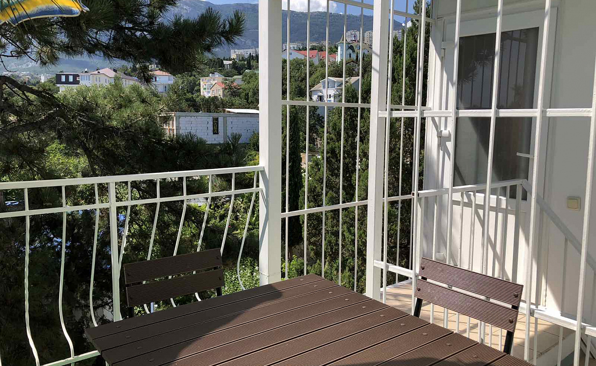 Четырехместный с мини-кухней и балконом. Гостевой дом АнНи. Гаспра