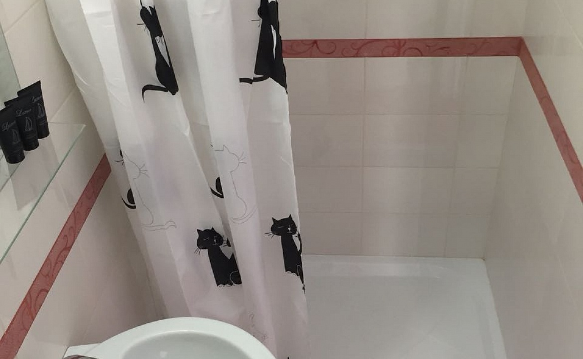 Трёхместный номер. Гостевой дом «Пчела». Ейск