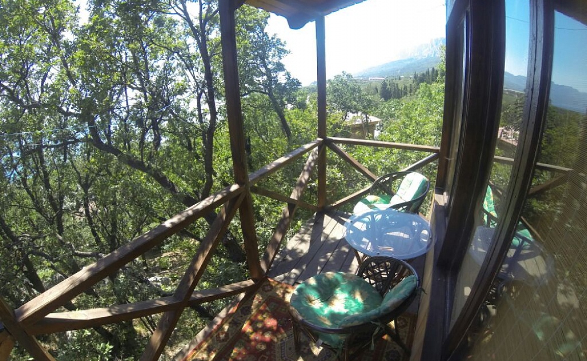 Номер «На дубах». Гостевой дом ПОНИЗОВКА. Понизовка