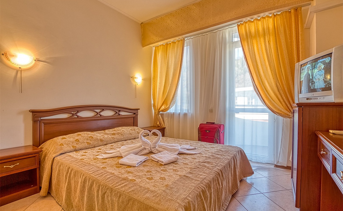 Стандарт (вид на горы). Отель «Интер». Утёс Стандарт (вид на горы). Отель «Интер». Утёс