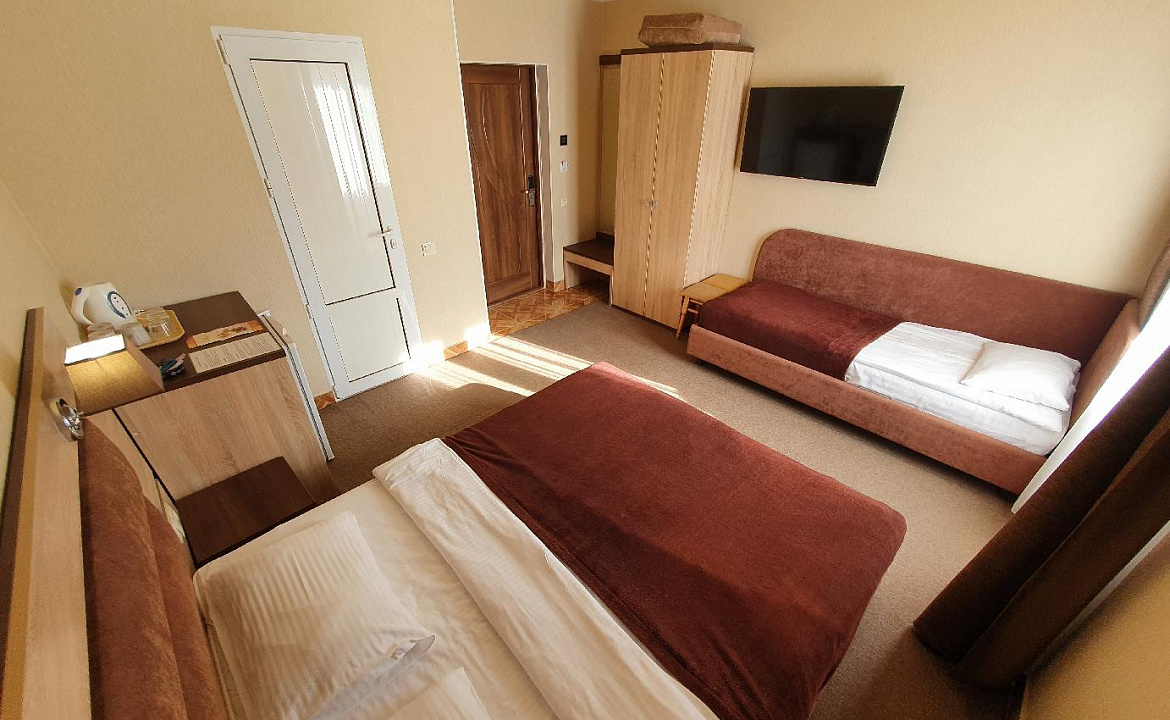 3-х местный стандарт. Отель Золотой **. Саки