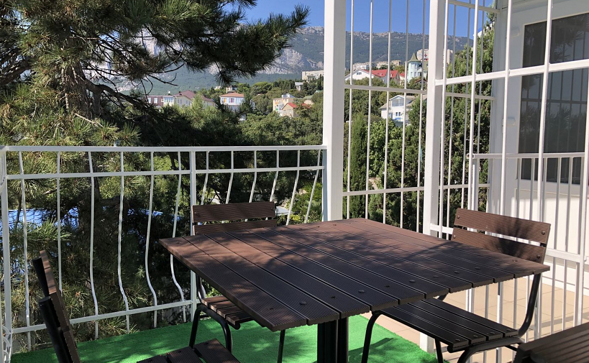 Четырехместный с мини-кухней и балконом. Гостевой дом АнНи. Гаспра